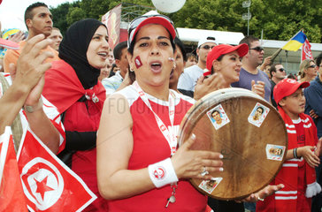 Berlin  weibliche tunesische Fans auf der Fanmeile