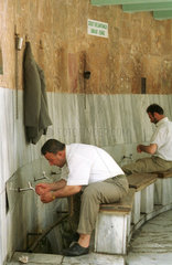 Moslems bei ritueller Waschung vor Moscheebesuch (Ankara)
