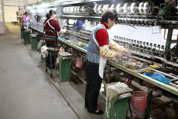 Suzhou  Frauen bei der Arbeit in der Seidenspinnerei