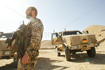 Kunduz  Afghanistan  Bundeswehr-ISAF-Soldat auf Patrouille