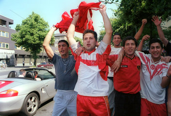 Junge Tuerken feiern den WM-Halbfinaleinzug 2002  Berlin