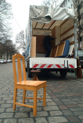 Berlin  Stuhl und Umzugswagen