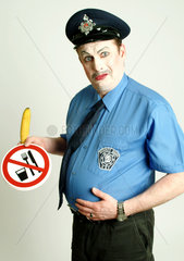 Berlin  Symbolfoto eines komischen Polizisten