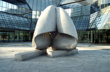 Frankfurt/Main  Skulptur vor Zentrale der Deutschen Bank