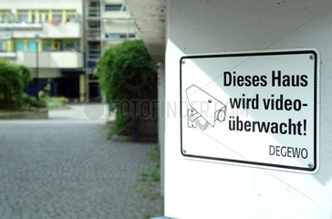 Berlin  Hinweisschild zur Videoueberwachung eines Wohngebiets