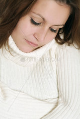 junge Frau in dickem Wollpullover
