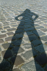 Schatten einer Frau in kaempferischer Pose