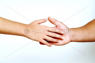 Mann und Frau reichen sich die Hand