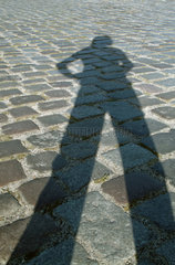 Schatten einer Frau in kaempferischer Pose