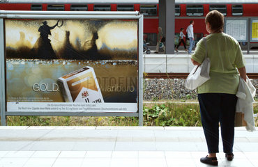Berlin  Zigarettenwerbung der Marke Marlboro auf einem S-Bahnhof