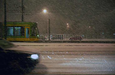 Stadtverkehr im Schneegestoeber im Winter  Posen  Polen