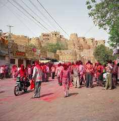 Maenner feiern das Fest Holi in Jaisalmer  Indien