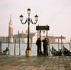 Gondolieri im Hafen von Venedig