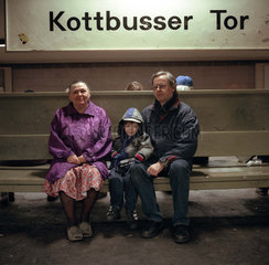 Familie mit Kind in einem U-Bahnhof in Berlin