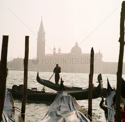Gondeln im Hafen von Venedig