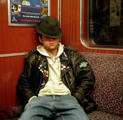 Ein junger Mann in der U-Bahn in Berlin