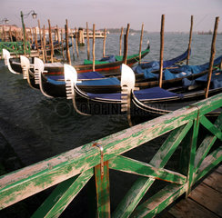 Gondeln im Hafen von Venedig