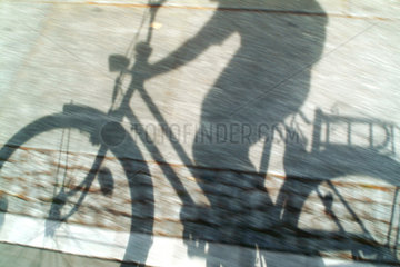 Berlin  Silhouette eines Fahrradfahrers