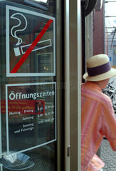 Berlin  Eingang eines Einkaufscenters mit Rauchverbotsschild