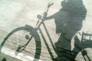 Berlin  Silhouette eines Fahrradfahrers