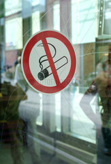 Berlin  Rauchverbotsschild an einer Glastuer