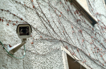 Berlin  Videokamera zur Ueberwachung eines Gebaeudekomplexes