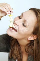 Junge Frau isst eine Birne