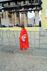 Berlin  tunesisches Maedchen vor der Buehne der Fanmeile