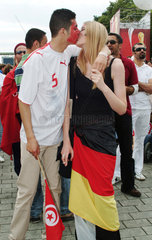 Berlin  deutsch-tunesisches Paar kuesst sich auf der Fanmeile