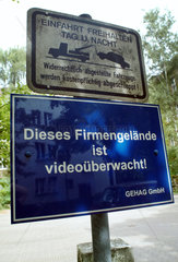 Berlin  Hinweisschild zur Videoueberwachung eines Firmengelaendes