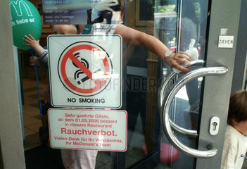 Berlin  Rauchverbotsschild an der Eingangstuer von McDonald's