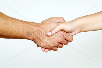 Mann und Frau reichen sich die Hand