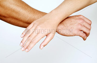 Hand einer Frau und eines Mannes