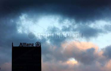 Berlin  Firmensitz der Allianz AG bei Unwetter