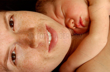 Mutter mit ihrem Neugeborenen