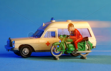 Wiking Modellauto  Krankenwagen und Motorradfahrer