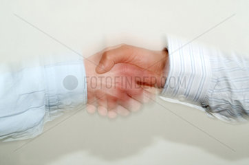 Symbolbild  zwei Maenner reichen sich die Hand