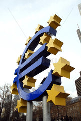 Frankfurt/Main  Eurozeichen vor der Europaeischen Zentralbank
