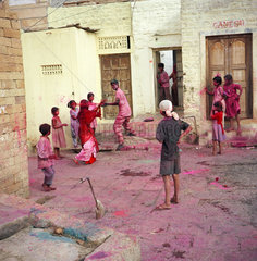 Kinder feiern das Fest Holi in Jaisalmer  Indien