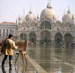 Maler auf den ueberfluteten Markusplatz in Venedig