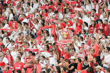 Madrid  Fans beim Sieg des Sevilla FC im Santiago Bernabeu-Stadion