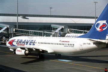 Ein Flugzeug der Canaria Travel auf dem Flughafen in Prag  Tschechien