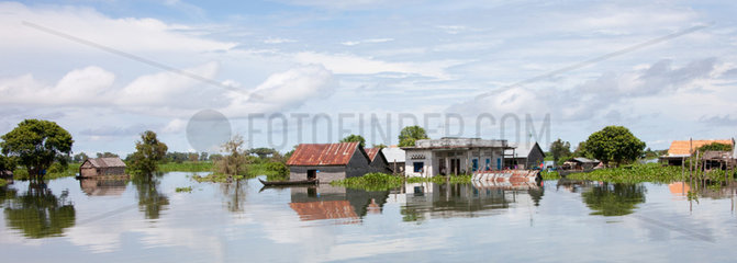 Phnom Penh  Kambodscha  ueberschwemmter Tonle Sap