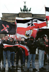 Berlin  Rechte demonstrieren vor dem Brandenburger Tor gegen das Mahnmal