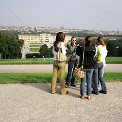 Wien  Touristen vor dem Schloss Schoenbrunn