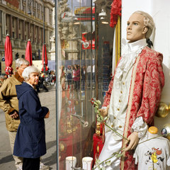 Wien  Mozartfigur in einem Suesswarengeschaeft