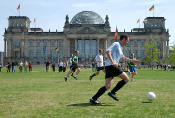 Fussball vor dem Reichstag