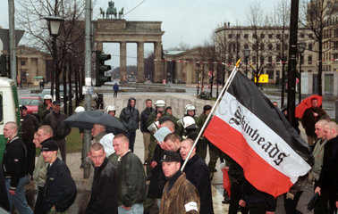 Berlin  Rechte demonstrieren vor dem Brandenburger Tor