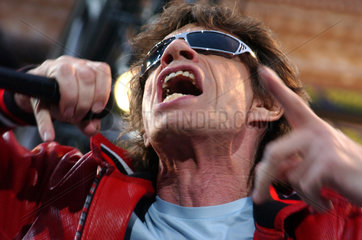 Mick Jagger waehrend eines Rolling-Stones-Konzerts in Berlin
