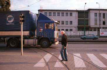 Alter Mann an einer Hauptstrasse in Poznan  Polen